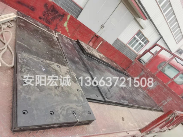 自卸車車底滑板發(fā)貨南寧，安陽(yáng)宏誠(chéng)自卸車車底滑板卸車沒(méi)煩惱！