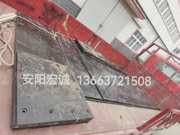 自卸車車底滑板發(fā)貨南寧，安陽宏誠自卸車車底滑板卸車沒煩惱！
